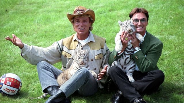 Siegfried und Roy: Die Zauberer sind mittlerweile beide verstorben. Siegfried und Roy: Die Zauberer sind mittlerweile beide verstorben.