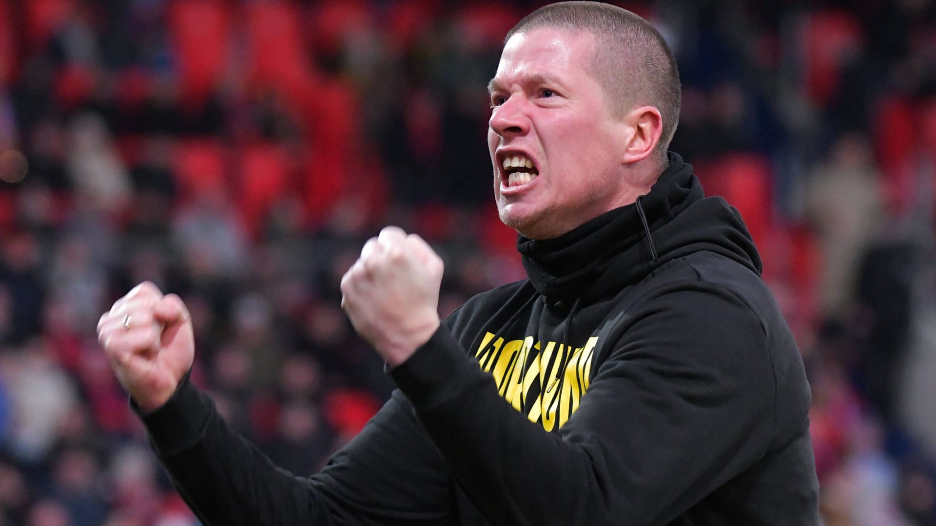 So haben die BVB-Fans Mike Tullberg in Erinnerung: Der Däne ballt die Faust bei seinem Jubel über den Ligasieg in Heidenheim.