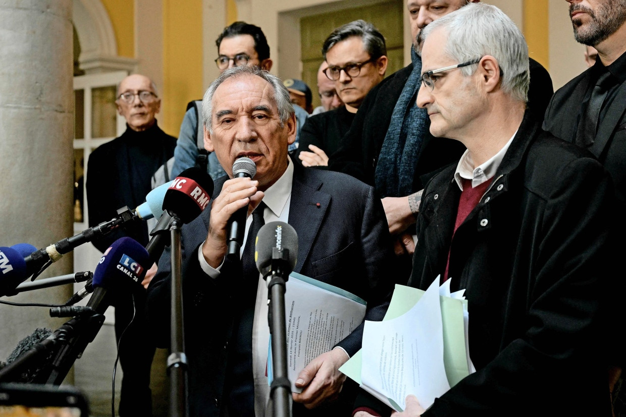 François Bayrou neben Opfervertreter Alain Esquerre (rechts) bei einer Pressekonferenz Mitte Februar in Pau