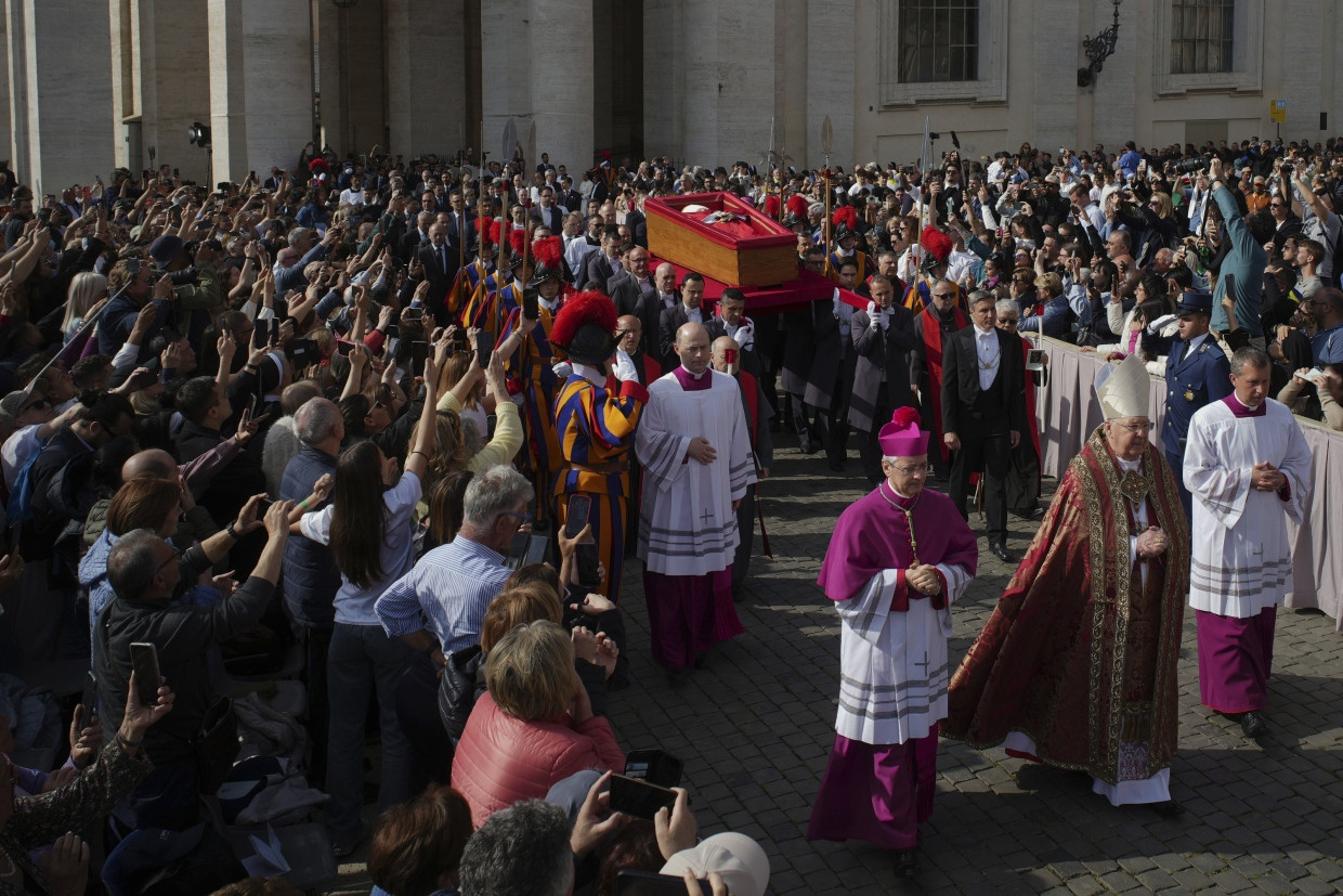 Der Leichnam von Papst Franziskus wird am Mittwochmorgen im offenen Sarg über den Petersplatz zum Petersdom überführt,