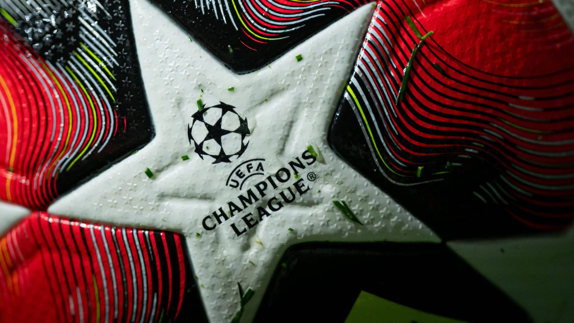 Champions-League-Logo auf einem Ball (Symbolbild): Der Wettbewerb unterlag zuletzt einigen Änderungen. Champions-League-Logo auf einem Ball (Symbolbild): Der Wettbewerb unterlag zuletzt einigen Änderungen.