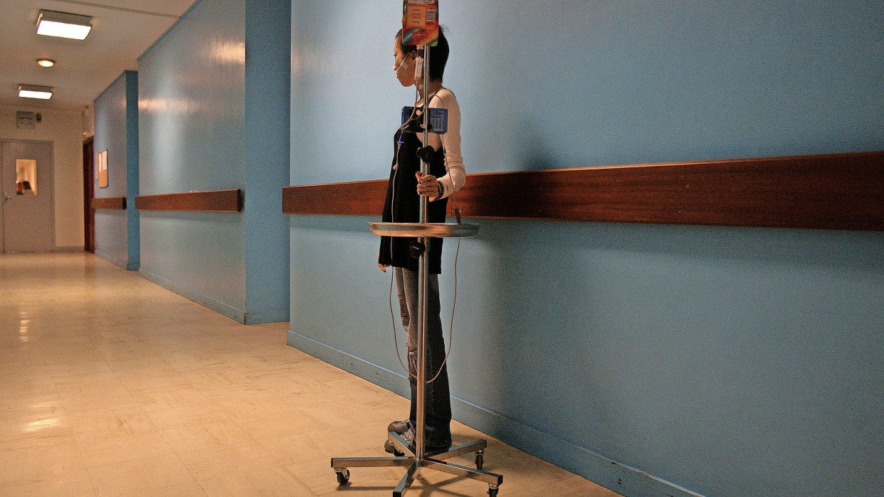 Ein magersüchtiges Mädchen in der Abteilung für Essstörungen des Sainte-Anne-Krankenhauses in Paris (Symbolbild)