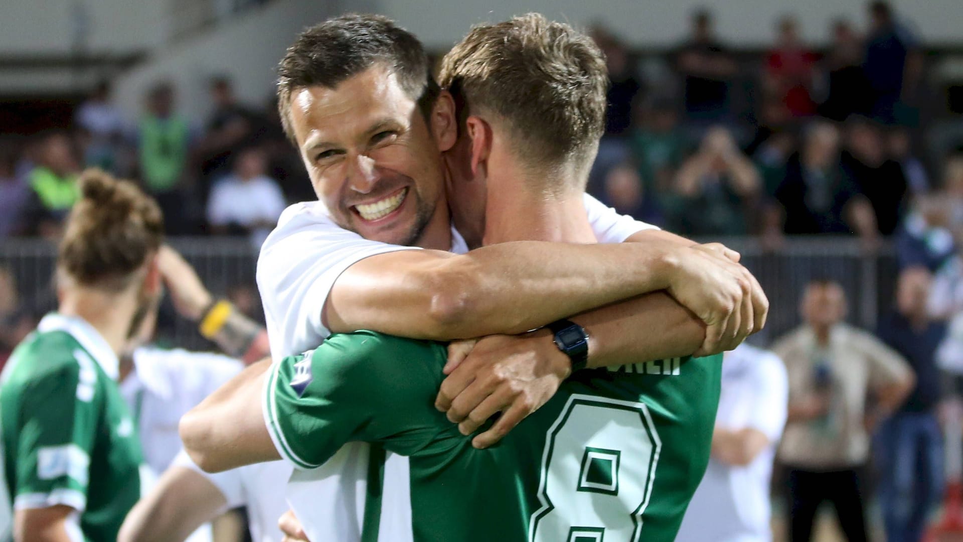 Sportdirektor Andreas Brendler (l.) feiert mit Thomas Meissner: Der Jubel in Schweinfurt war groß. Sportdirektor Andreas Brendler (l.) feiert mit Thomas Meissner: Der Jubel in Schweinfurt war groß.