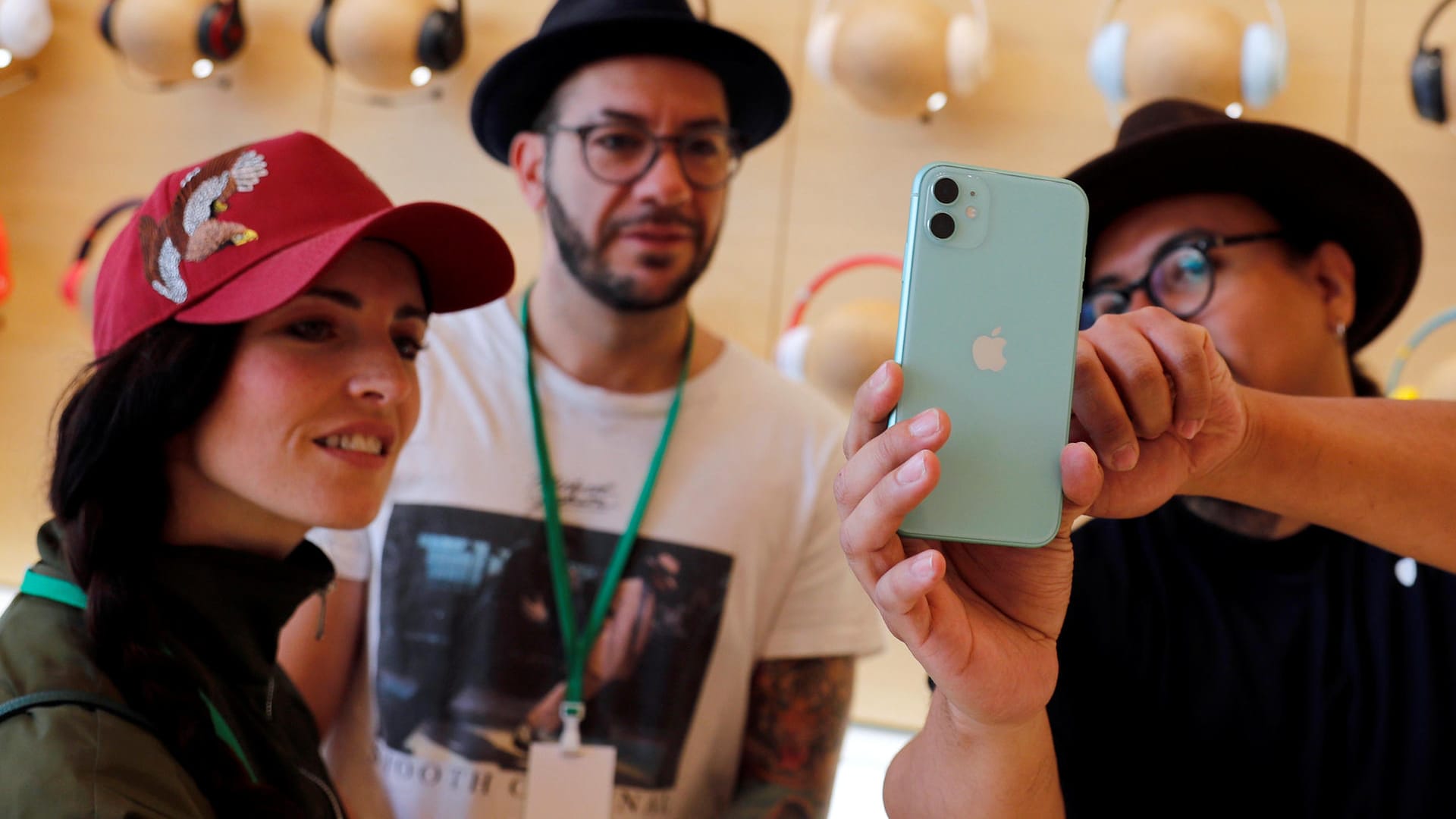 Ein Apple-Store-Mitarbeiter zeigt Kunden die Funktionen eines iPhones: Apples Betriebssystem iOS hält einige verborgene Funktionen bereit. Ein Apple-Store-Mitarbeiter zeigt Kunden die Funktionen eines iPhones: Apples Betriebssystem iOS hält einige verborgene Funktionen bereit.