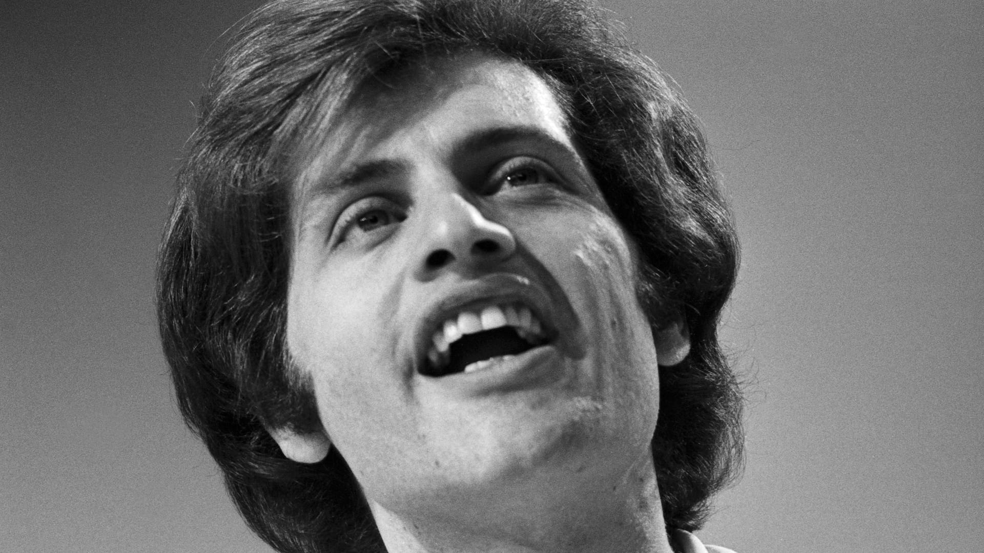 Salvatore Adamo im Jahr 1969: Das Lied "Es geht eine Träne auf Reisen" des belgischen Sängers wurde am häufigsten als Wunschlied für Scholz' Zapfenstreich genannt. Salvatore Adamo im Jahr 1969: Das Lied "Es geht eine Träne auf Reisen" des belgischen Sängers wurde am häufigsten als Wunschlied für Scholz' Zapfenstreich genannt.