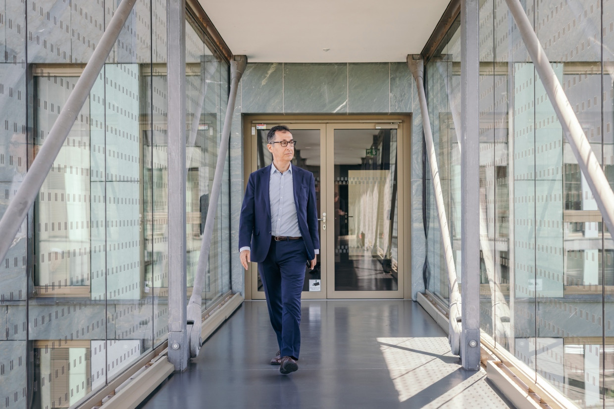 Özdemir in den Räumen des Bildungsministeriums