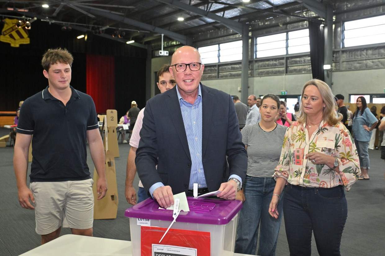Peter Dutton am Samstag bei der Stimmabgabe in Brisbane mit seiner Familie