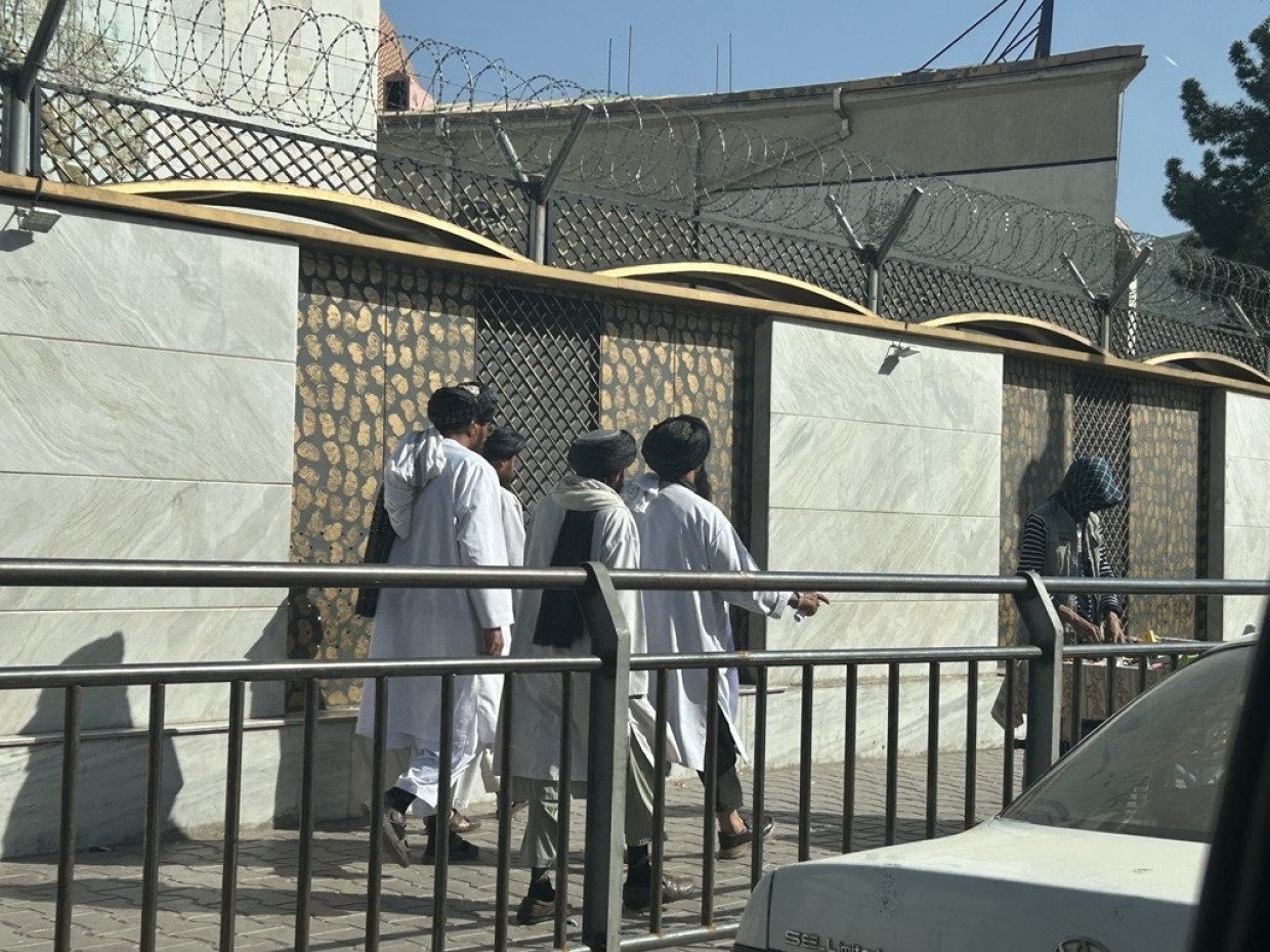 In Kabul tragen die Sittenwächter der Taliban weiße Kittel.
