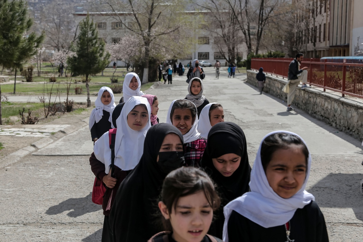 Mädchen vor einer Schule in Kabul: Seit der Machtübernahme der Taliban wurden die Rechte von Frauen und Mädchen immer stärker eingeschränkt.