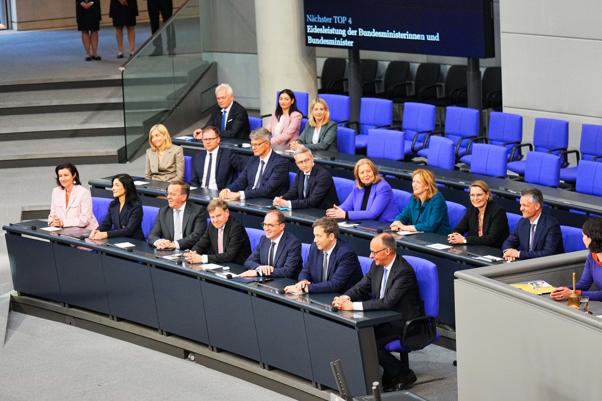 Das neu ernannte Bundeskabinett hat seine Plätze auf der Regierungsbank im Bundestag eingenommen.