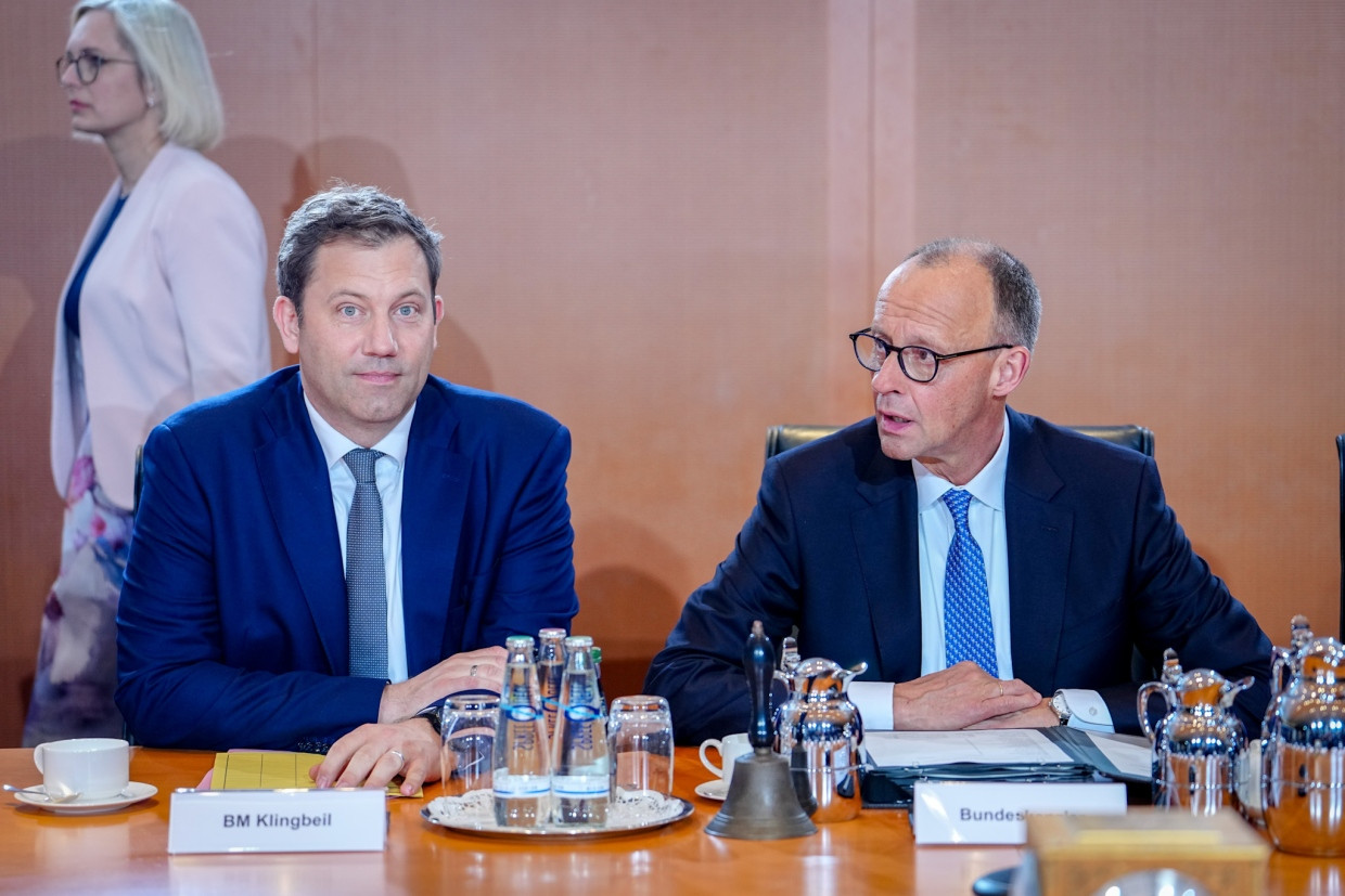 Der Vize und sein Kanzler: Lars Klingbeil sitzt am Kabinettstisch neben Friedrich Merz.