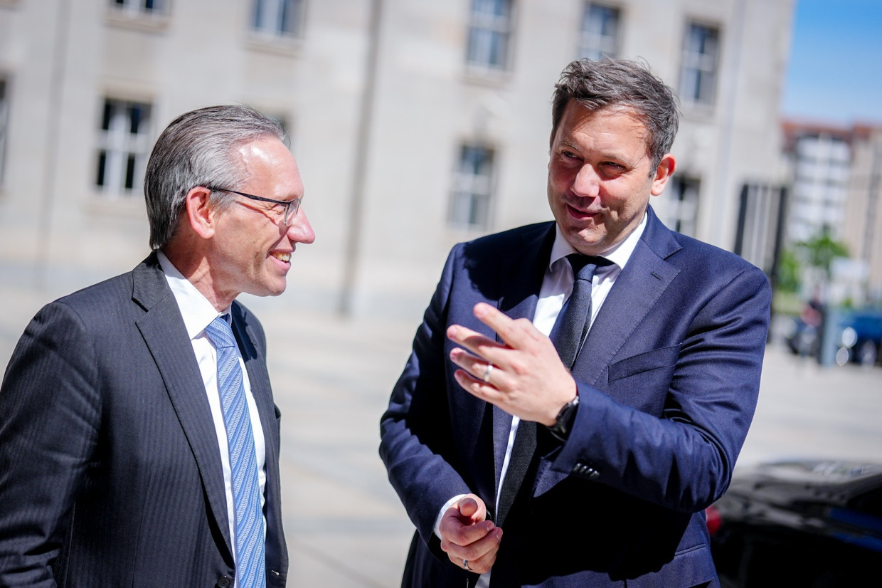 Klingbeil (r.) übernimmt das Ministerium von Parteifreund Kukies (l.)