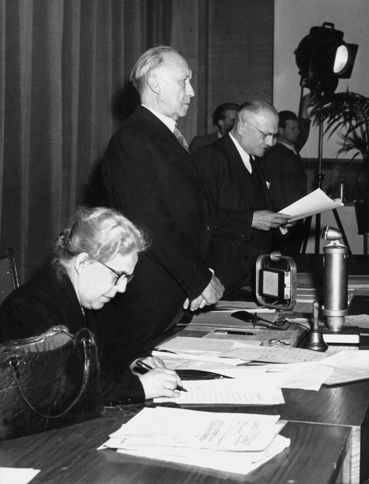 Konrad Adenauer bei der Stimmenzählung zur Annahme des Grundgesetzes am 8. Mai 1949. Links eine der „Mütter des Grundgesetzes“, Helene Weber.