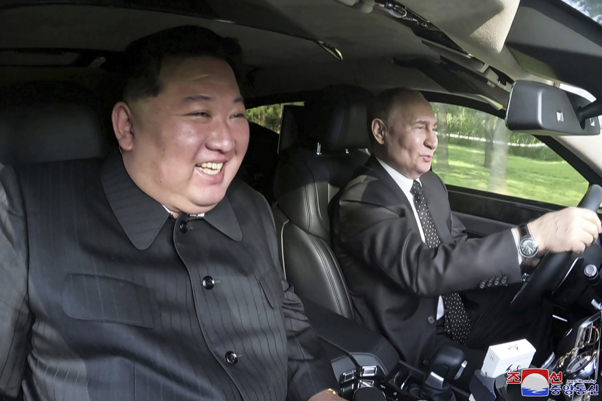 Kim Jong-un und Wladimir Putin fahren im Juni 2024 durch die Gärten des staatlichen nordkoreanischen Gästehauses in Pjöngjang.