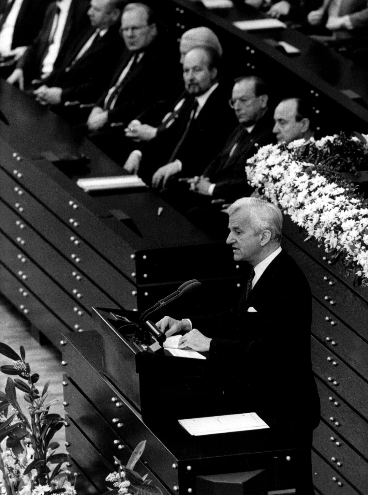 Bundespräsident Richard von Weizsäcker spricht am 8. Mai 1985 vor dem Bundestag in Bonn.
