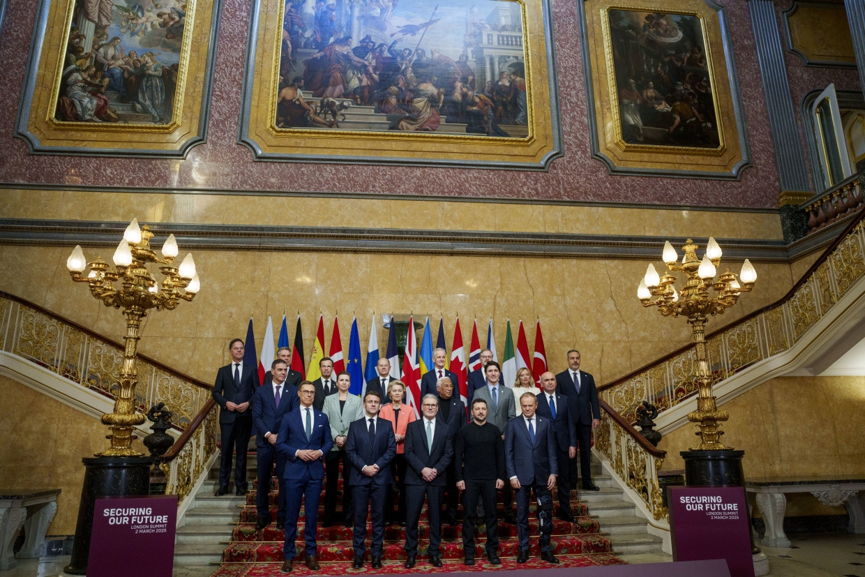 Der ukrainische Präsident Wolodymyr Selenskyj (vorne, Zweiter von rechts) am 2. März 2025 beim Ukraine-Gipfel in London