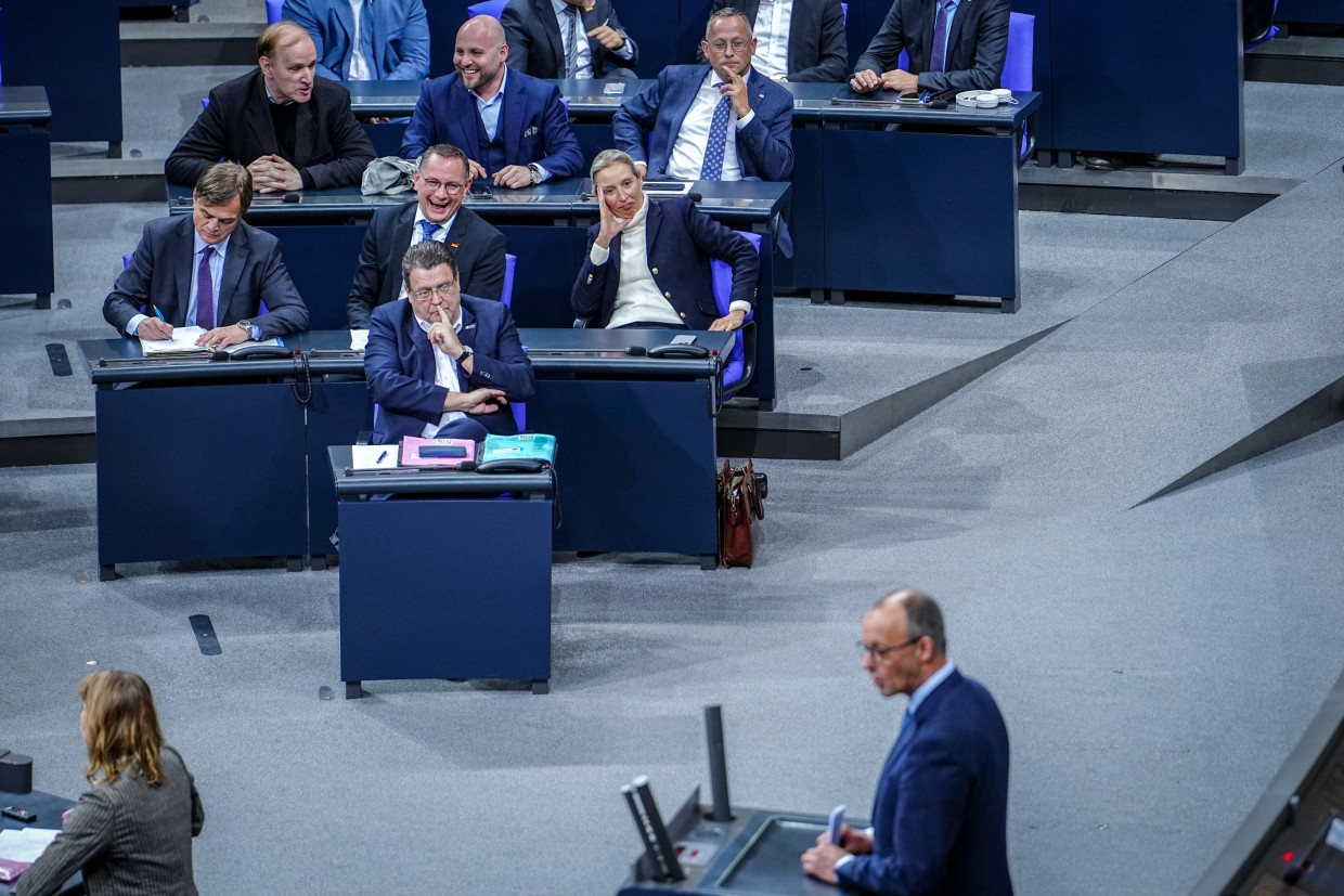 Johlendes Lachen von Tino Chrupalla bei einer Rede von Friedrich Merz