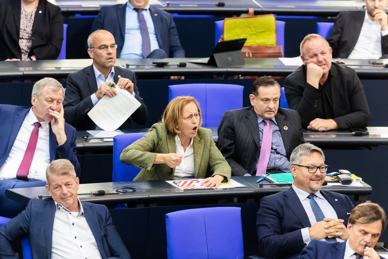 AfD im Bundestag: Beatrix von Storch schimpft, vorne lacht Stefan Keuter.