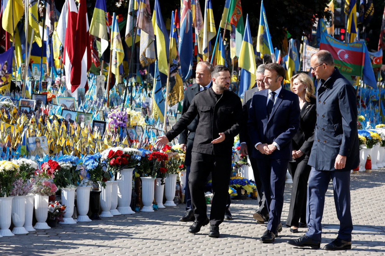 Erinnerung an den Maidan: Wolodymyr Selenskyj mit seinen Gästen auf dem Unabängigkeitsplatz in Kiew