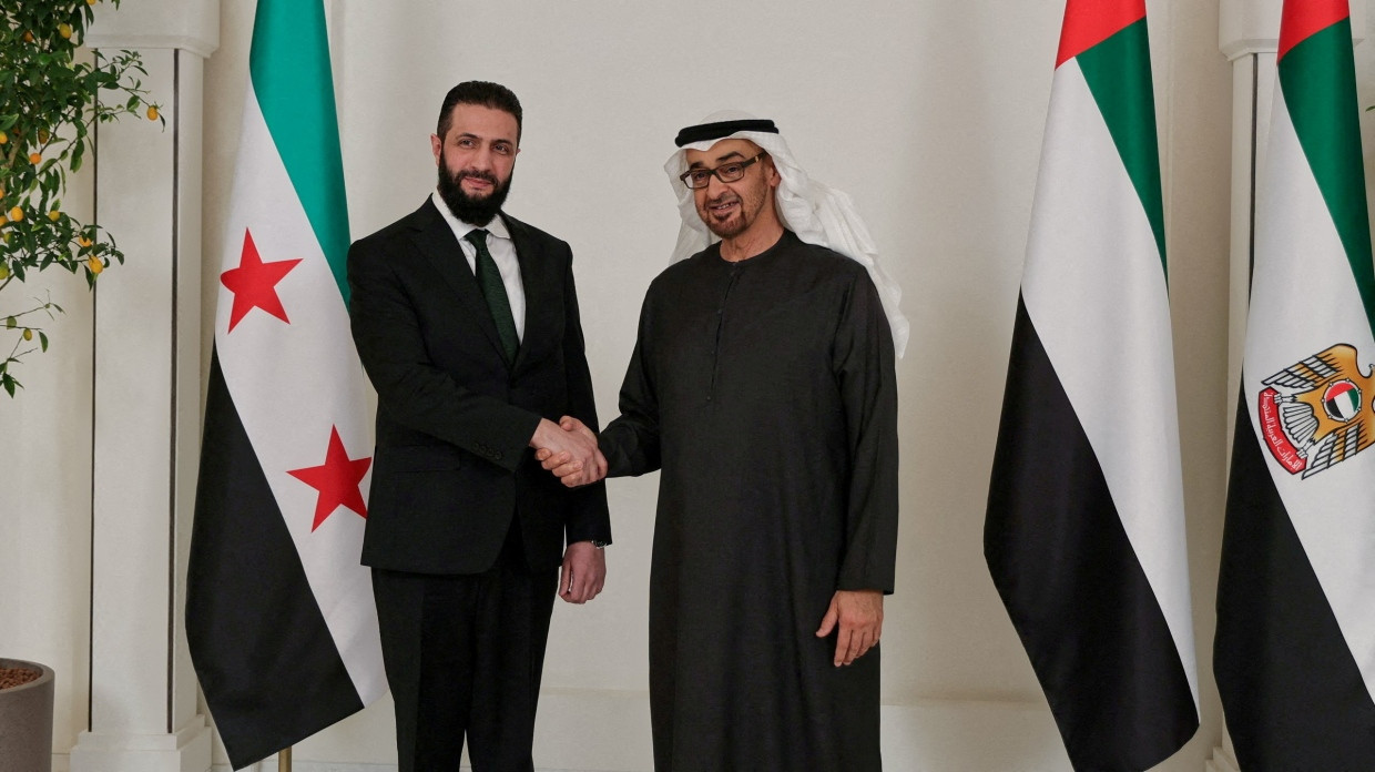 Muhammad Bin Zayed Al Nahyan (rechts), Präsident der VAE, mit Syriens Präsident Ahmed al-Sharaa
