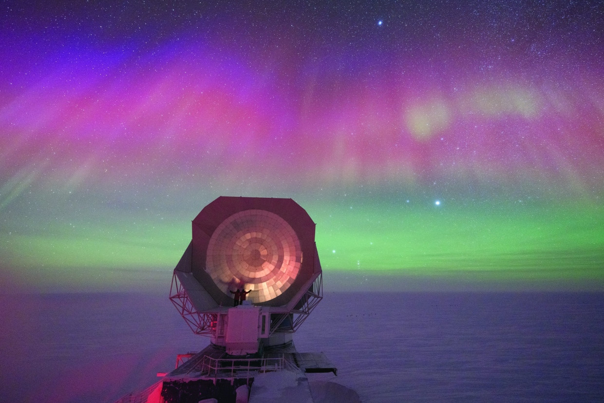 Bei minus 70 Grad: Aman Chokshi und Allen Foster befreien das South Pole Telescope vom Schnee.