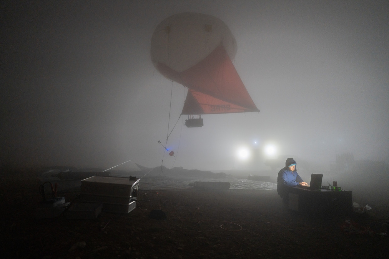 Auf der Jagd nach Wolken: Michael Lonardi startet einen Wetterballon auf dem Aroania-Bergmassiv in Griechenland.