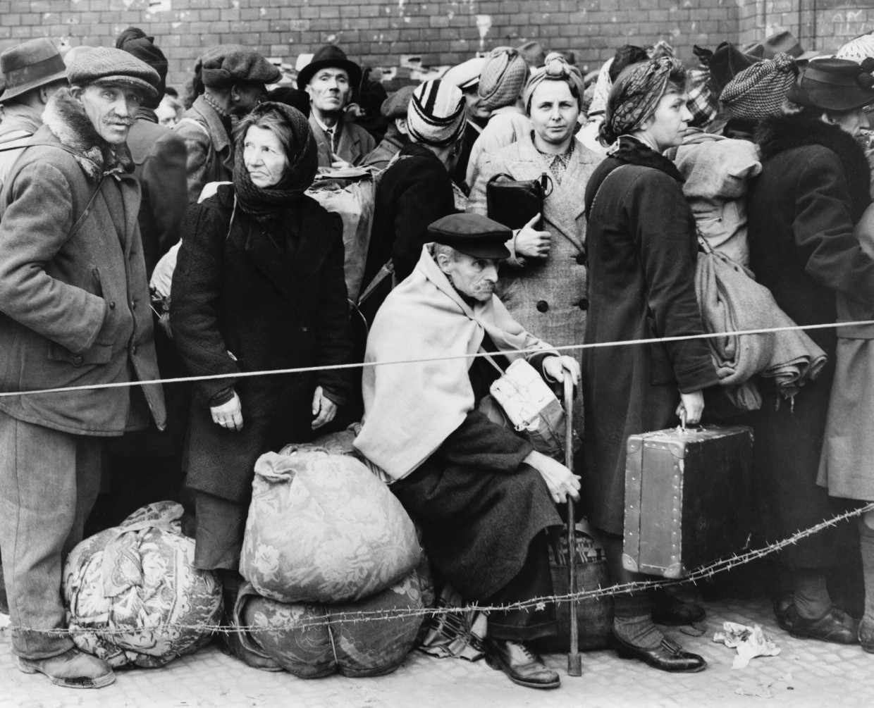 Flüchtlinge warten am Anhalter Bahnhof.