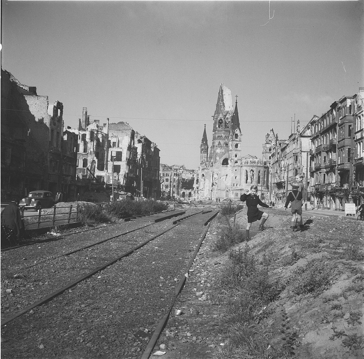 Spielende Kinder vor der Kaiser-Wilhelm-Gedächtniskirche