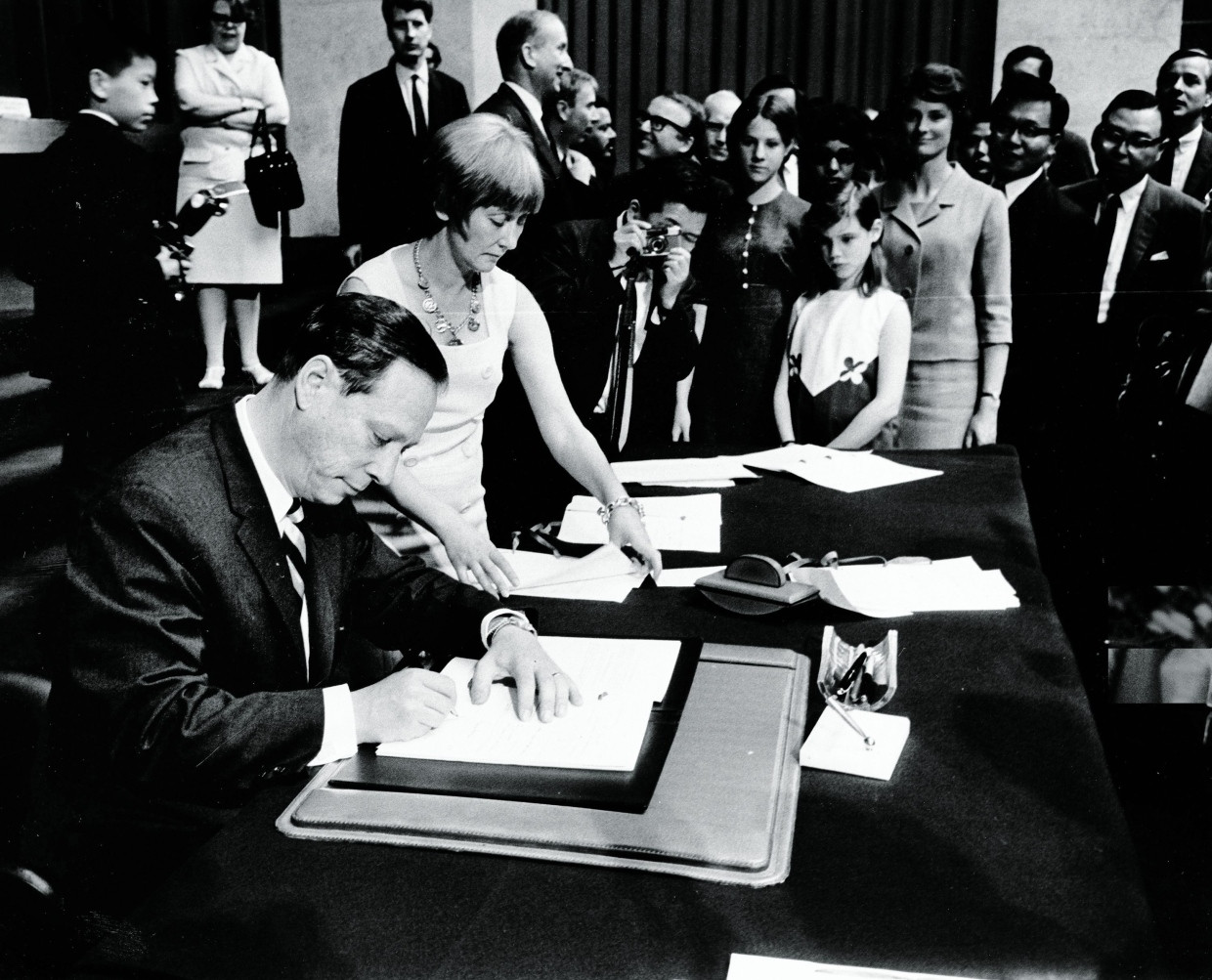 1967 unterzeichnet W. Michael Blumenthal für die USA das Zollabkommen der Kennedy-Handelsrunde.