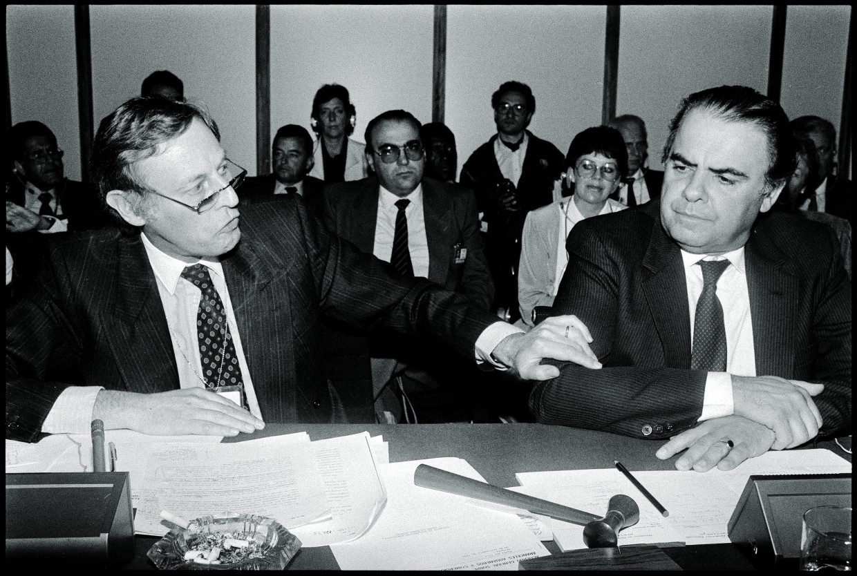 1986 freuen sich GATT-Direktor Arthur Dunkel und Uruguays Außenminister Enrique Iglesias über erfolgreiche Verhandlungen während der Uruguay-Handelsrunde.