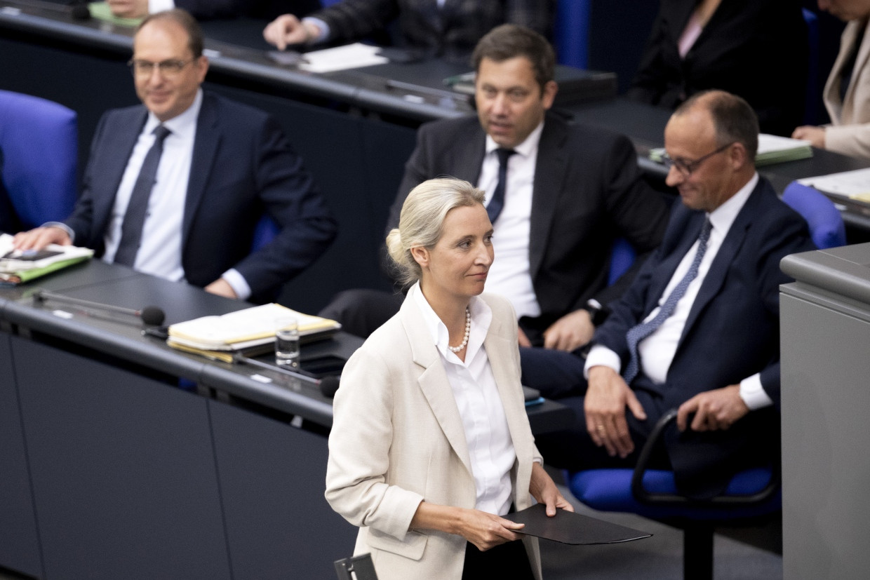 Die AfD-Vorsitzende Alice Weidel geht im Bundestag an Alexander Dobrindt, Lars Klingbeil und Friedrich Merz vorbei.