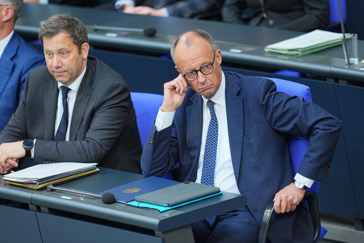 Finanzminister Lars Klingbeil und Bundeskanzler Friedrich Merz auf der Regierungsbank im Bundestag