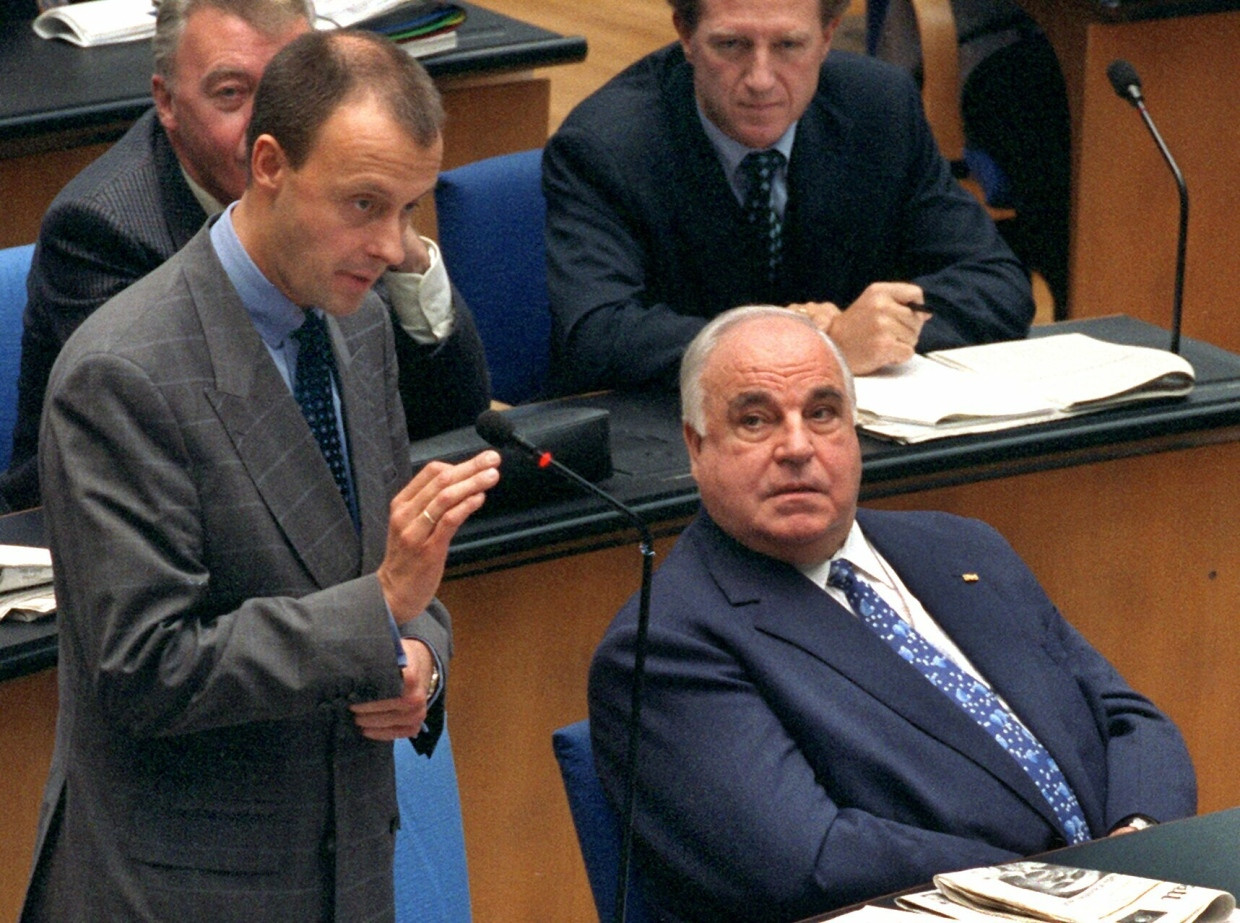 Die Außenpolitik erst spät entdeckt: Mit Helmut Kohl 1998 im Bundestag