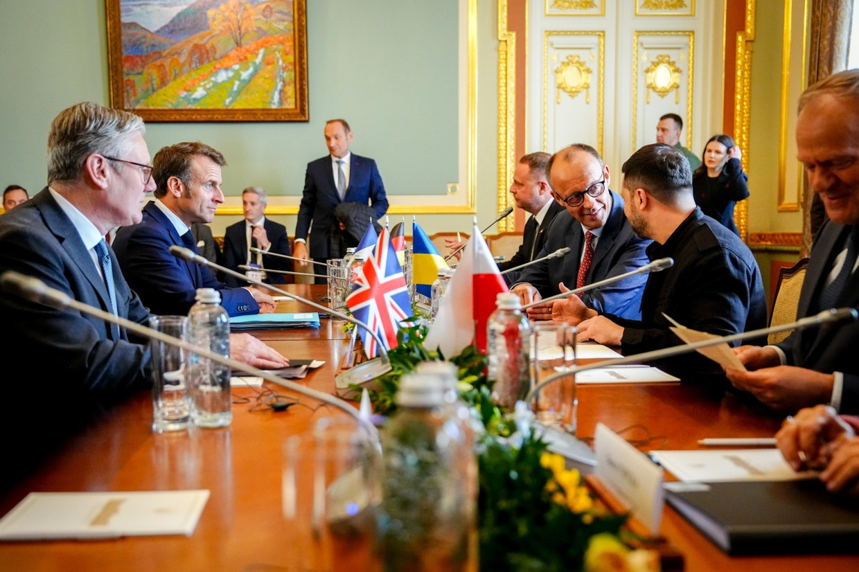 Starmer, Macron, Merz, Selenskyj und Tusk im Marienpalast in Kiew