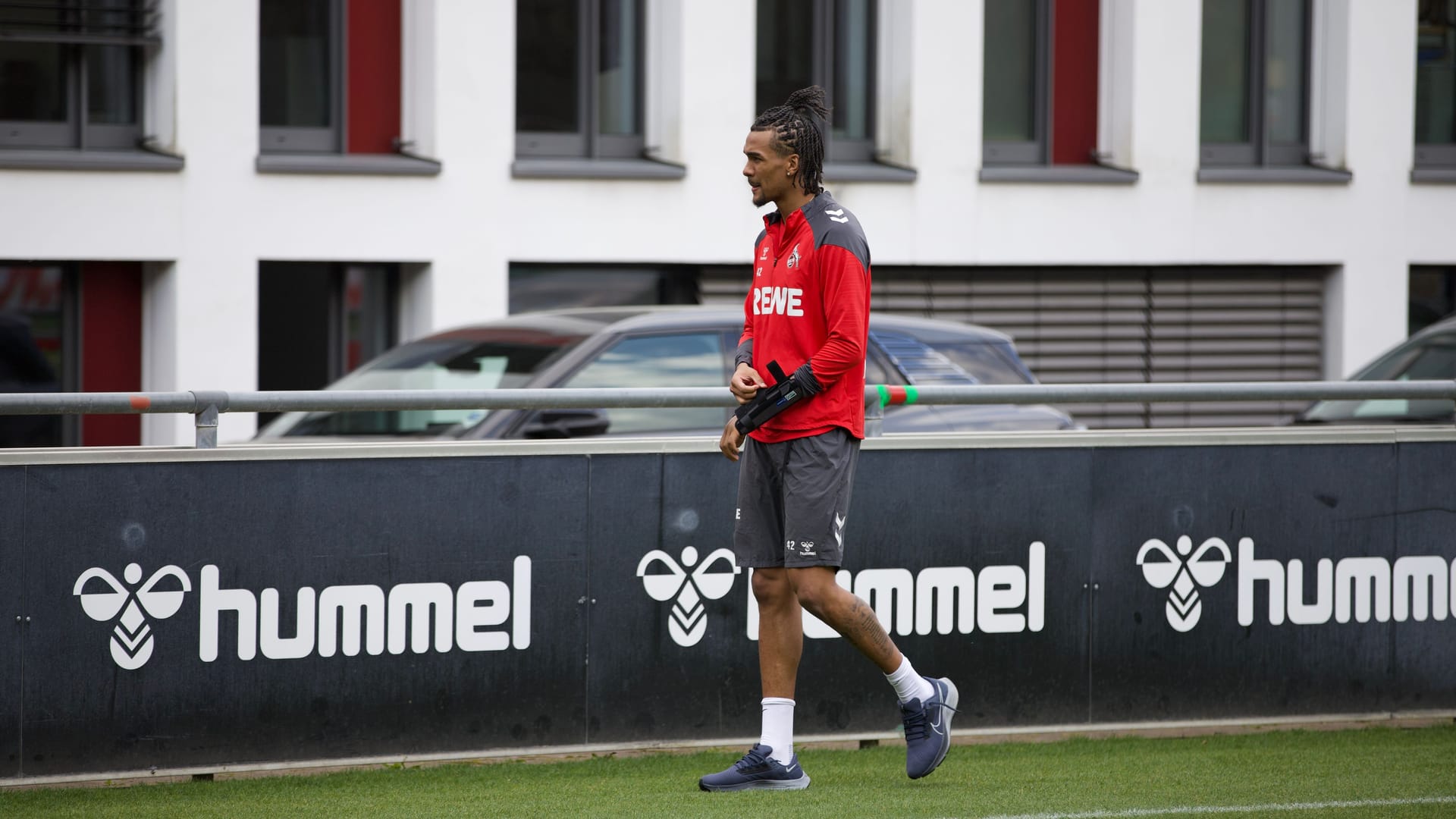 Damion Downs trägt nach seiner Operation an der Hand eine Schiene und soll mithilfe dieser für den 1. FC Köln auf Torejagd gehen. Damion Downs trägt nach seiner Operation an der Hand eine Schiene und soll mithilfe dieser für den 1. FC Köln auf Torejagd gehen.