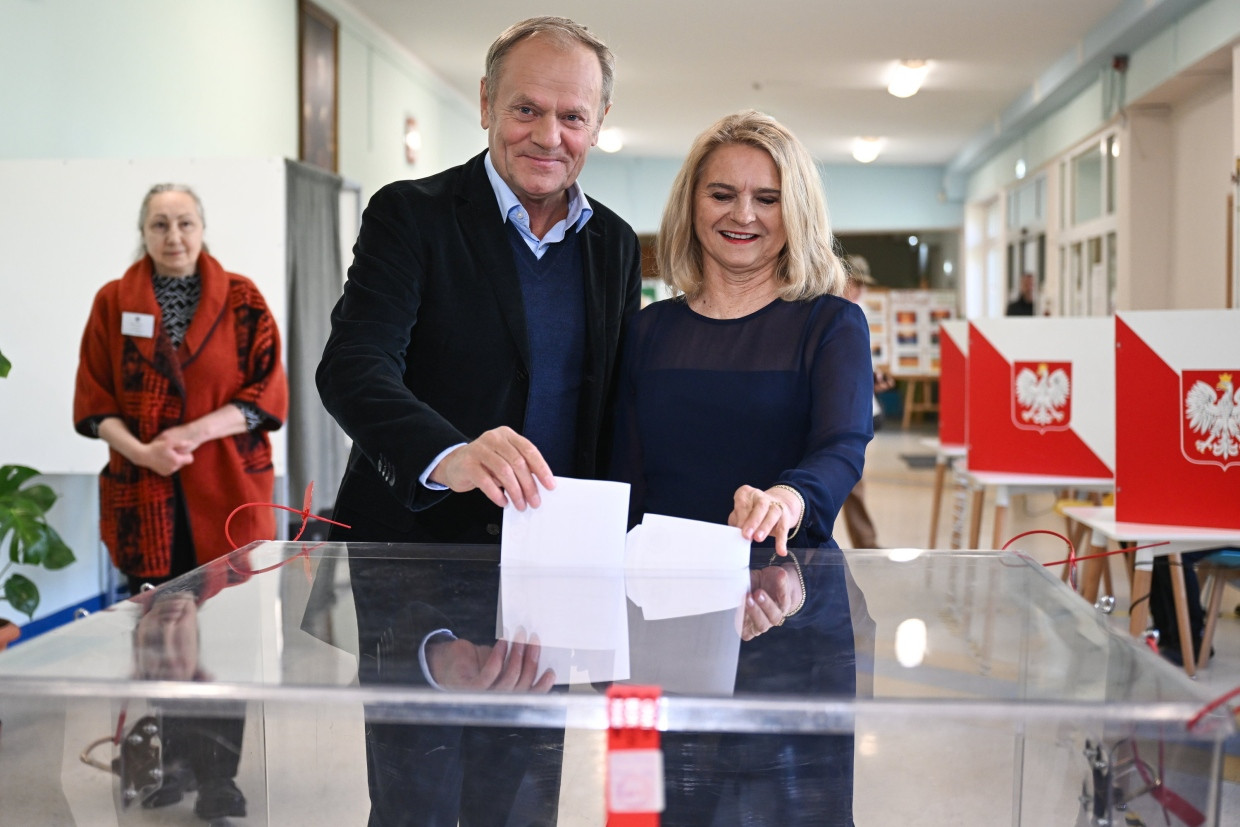 Polens Ministerpräsident Donald Tusk und seine Frau Malgorzata geben in Sopot ihre Stimme bei der Präsidentschaftswahl ab.