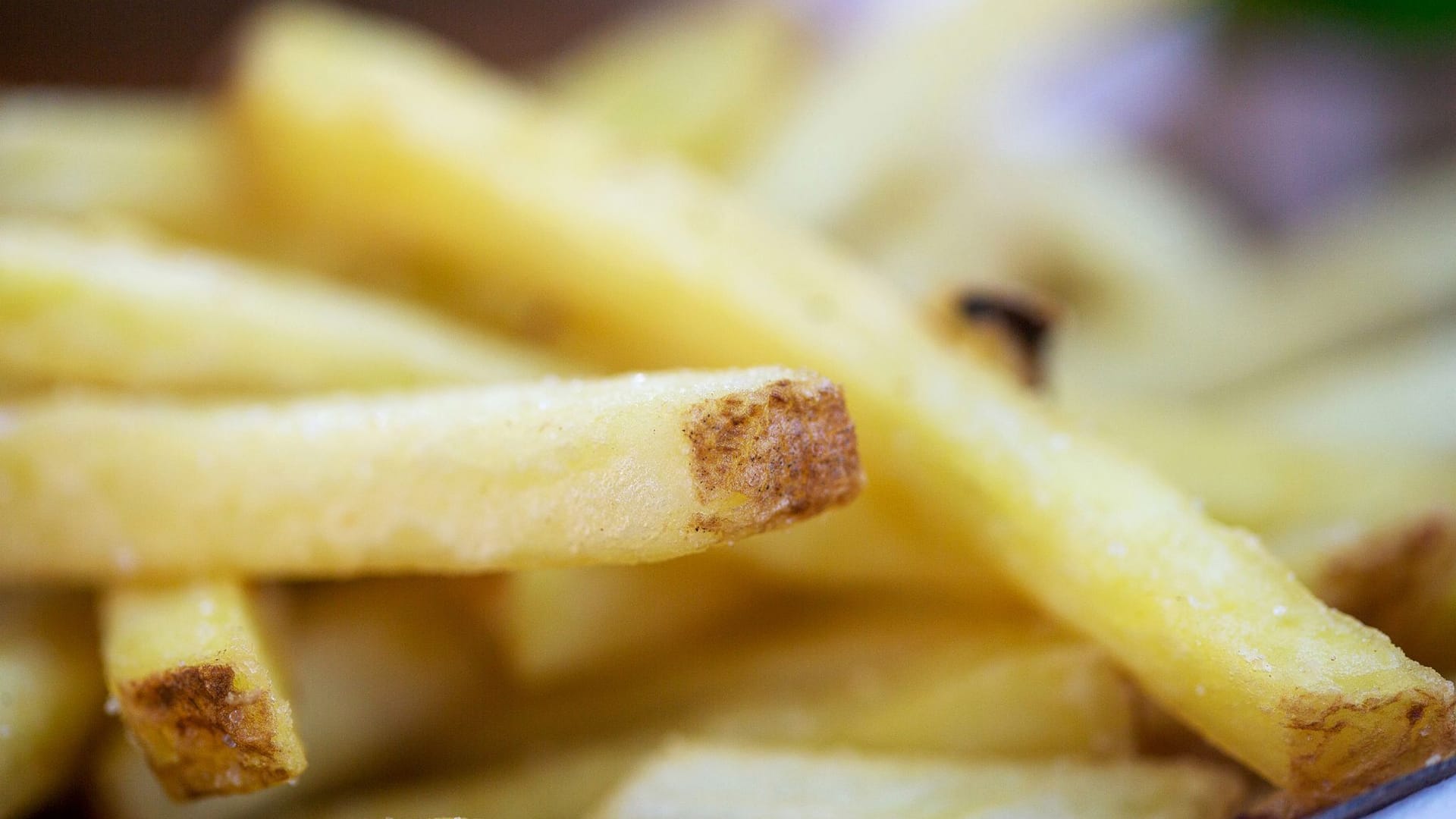 Pommes Frites liegen auf einem Teller Pommes Frites liegen auf einem Teller