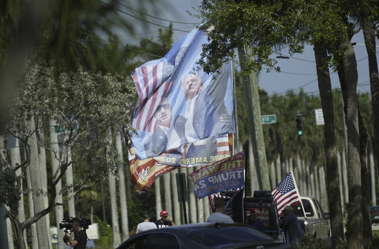 Trump Unterstützer vor dem Anwesen in Mar-a-Lago