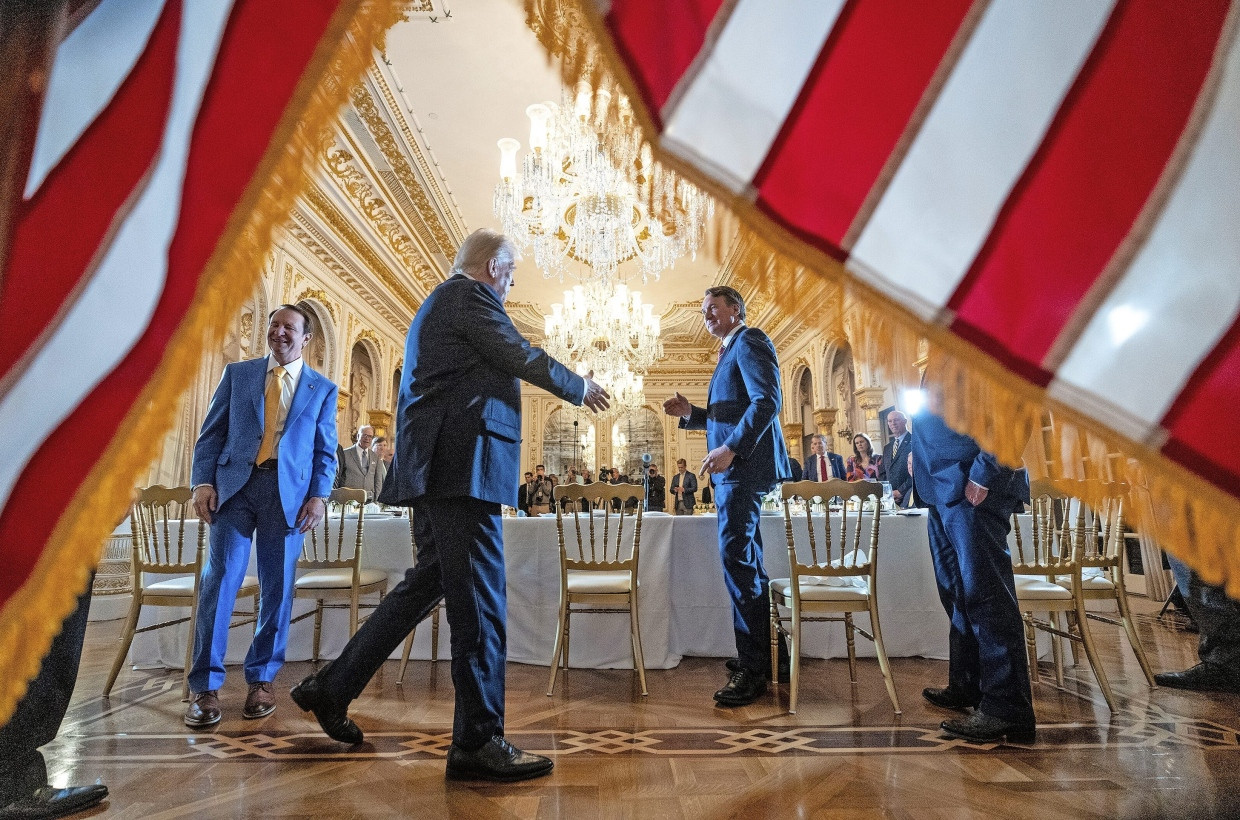 Der wiedergewählte amerikanische Präsident Donald Trump begrüßt Anfang Januar republikanische Gouverneure in seinem Privatklub.