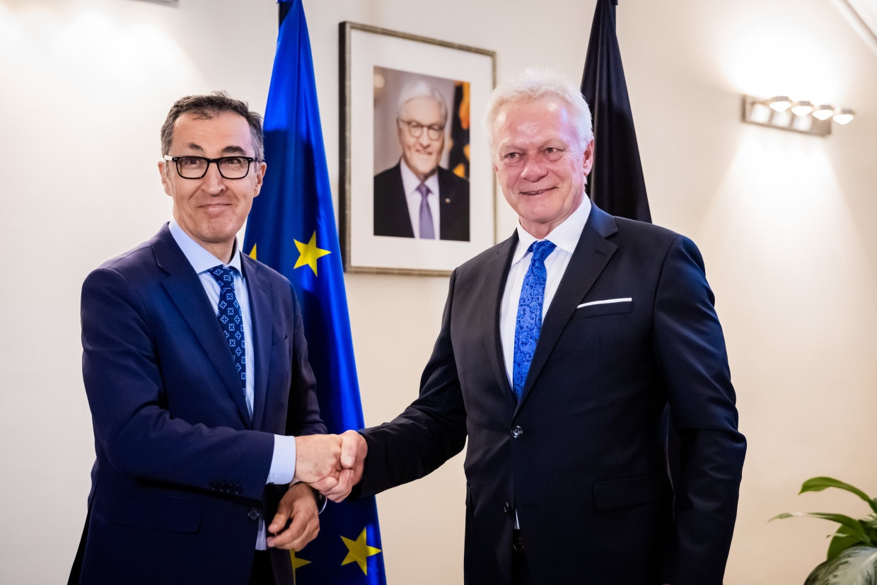 Cem Özdemir Anfang Mai mit seinem Nachfolger als Bundeslandwirtschaftsminister, Alois Rainer (CSU)