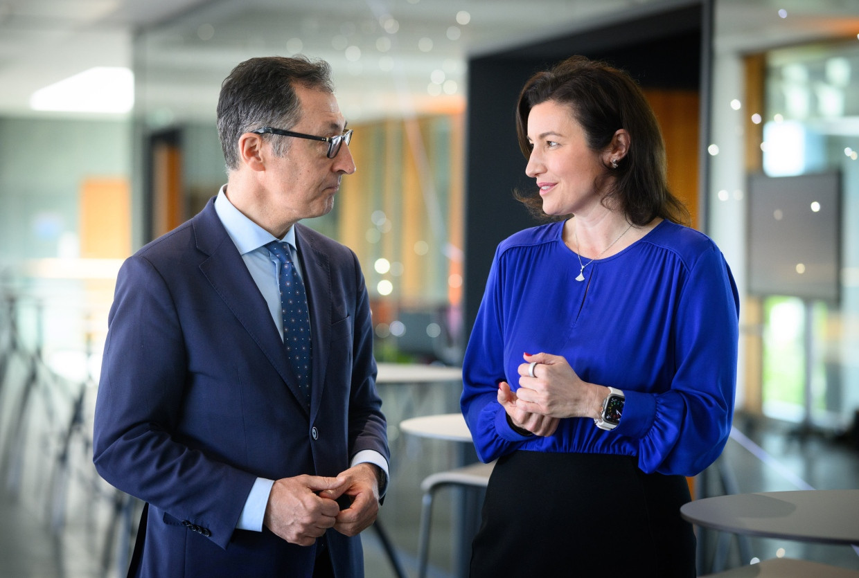 Cem Özdemir steht neben der neuen Forschungsministerin Dorothee Bär (CSU) im bisherigen Bundesministerium für Bildung und Forschung in Berlin.