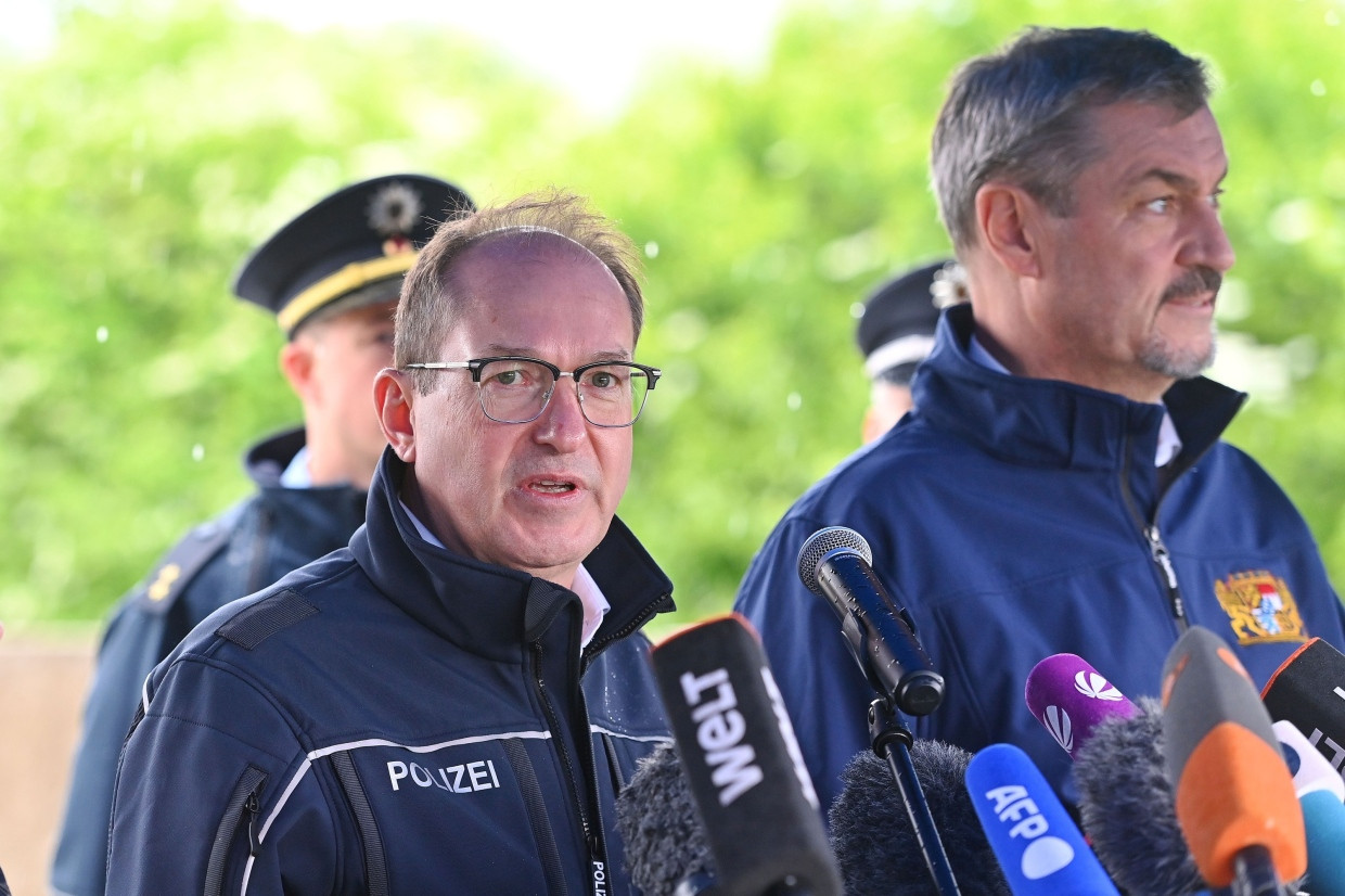 Bundesinnenminister Dobrindt und Bayerns Ministerpräsident Söder bei einer Besichtigung der Grenzkontrollen in Kiefersfelden am 15. Mai
