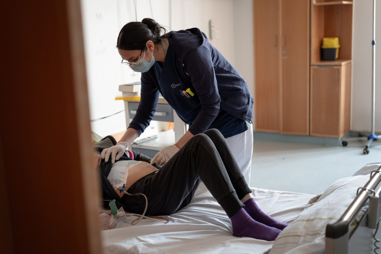 Eine von Salaz rekrutierte Pflegerin aus Mexiko in der Charité bei der Arbeit