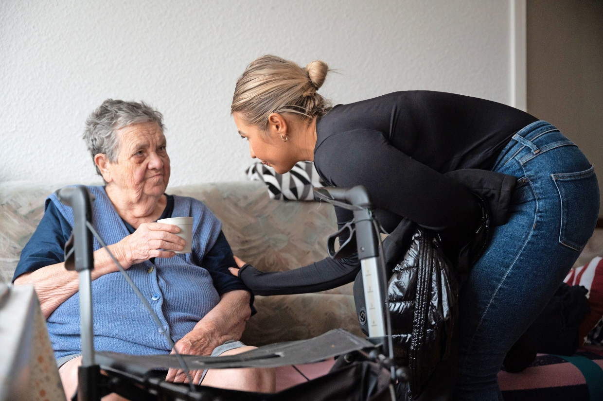Mehr als Kaffee und nette Worte: Trkulja mit einer Pflegebedürftigen