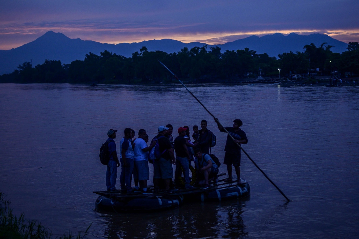 Grenzfluss: Migranten überqueren auf einem Floß den Rio Suchiate zwischen Guatemala und Mexiko.