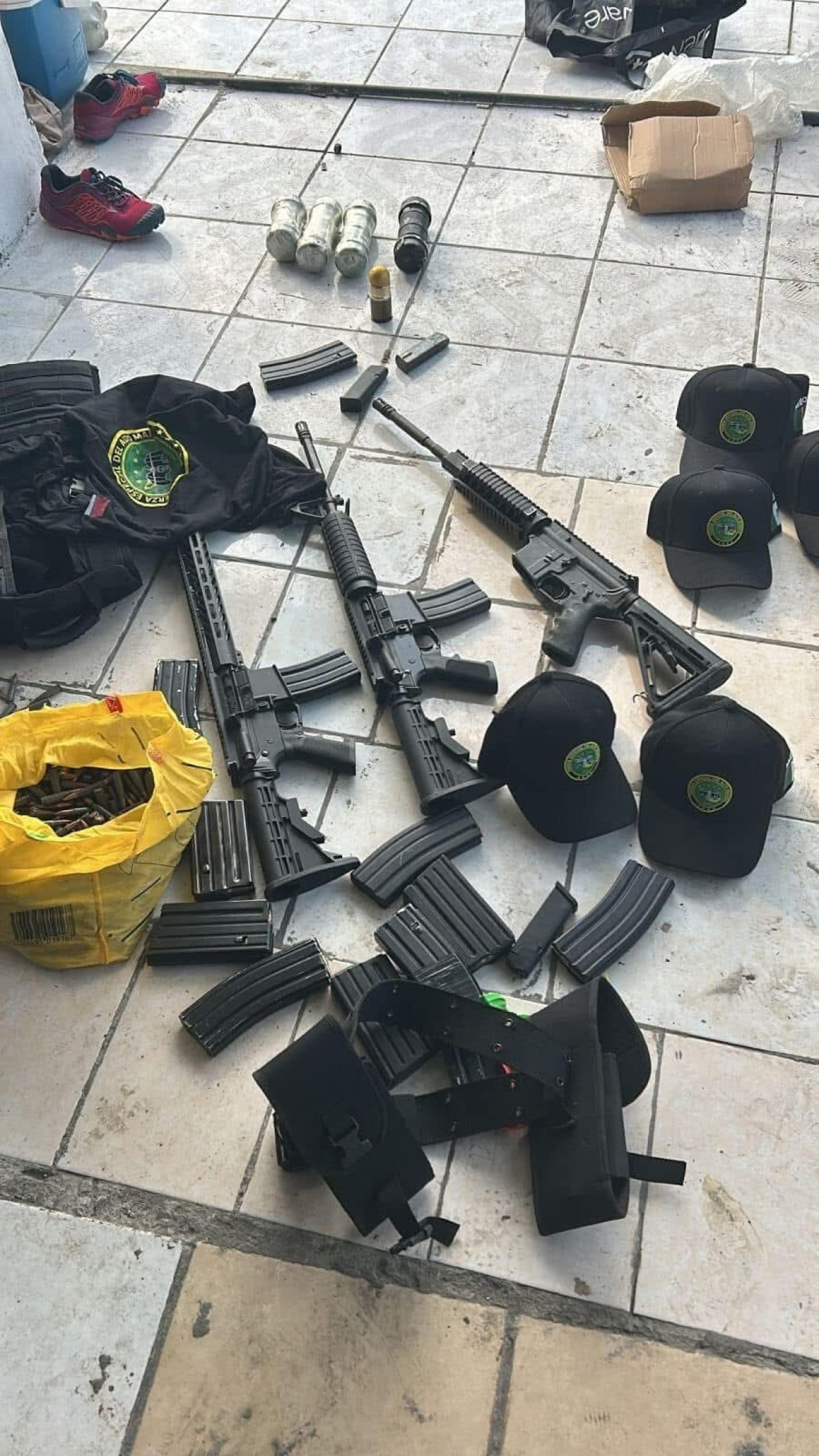 Beschlagnahmt: Waffen, die bei einer Razzia gegen eine mutmaßliche Entführer-Bande entdeckt wurden.