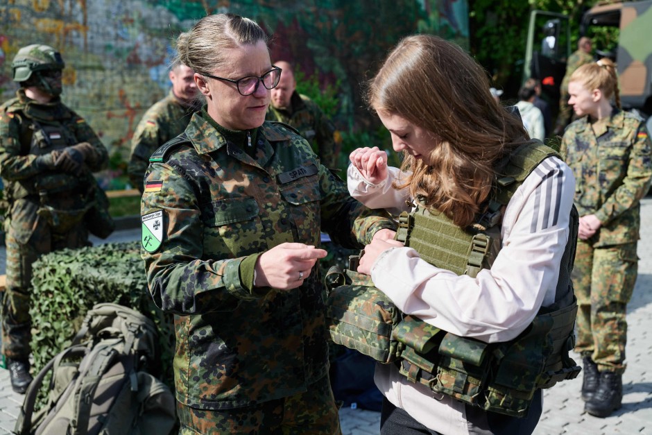 Melanie legt eine Schutzweste an.