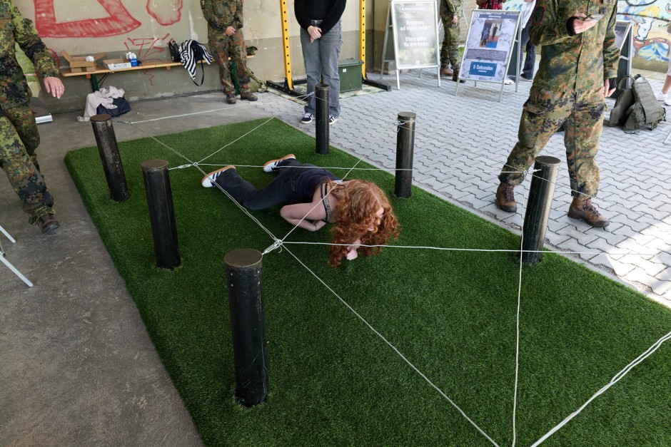 Lara kriecht beim Fitnesstest durch die „Drahtgasse“.