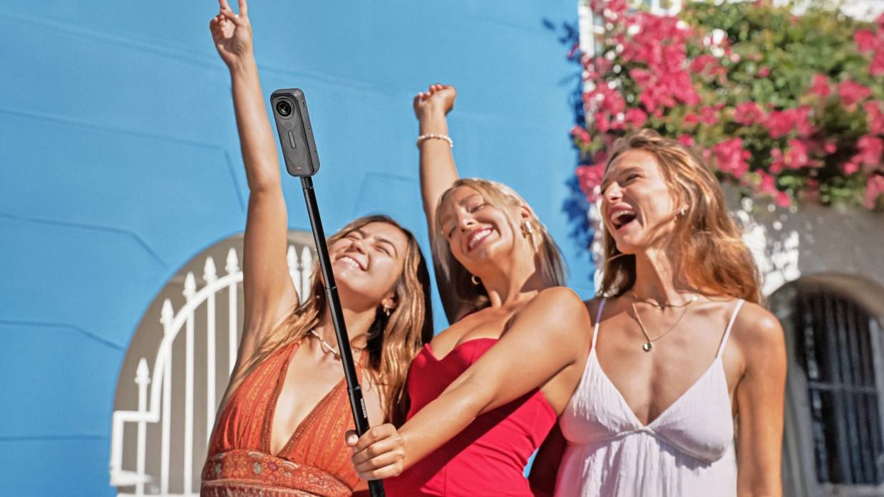 Je länger, desto besser: Ein möglichst langer Selfie-Stick sorgt für besonders gute Videoaufnahmen quasi aus der Luft.