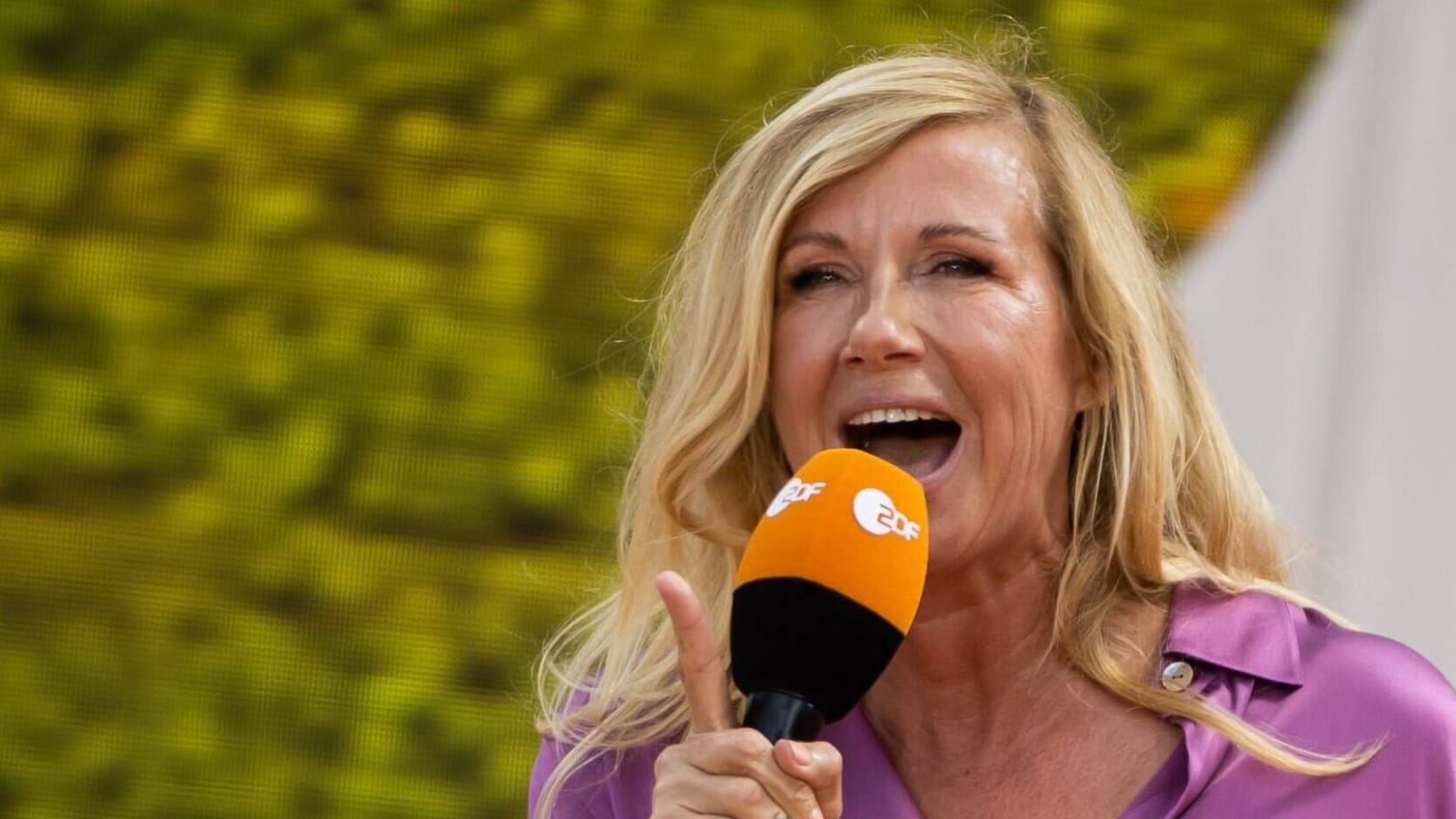 Andrea Kiewel: Sie moderiert den "ZDF-Fernsehgarten". Andrea Kiewel: Sie moderiert den "ZDF-Fernsehgarten".